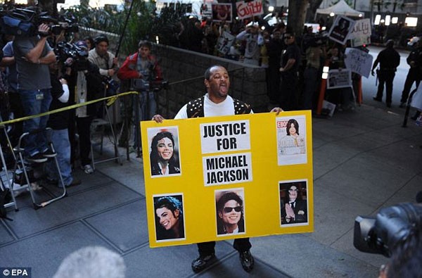 Tòa tuyên án, 17 người nhà Michael Jackson lặng lẽ khóc ảnh 6