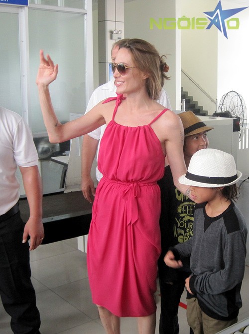 Không có Brad Pitt tháp tùng, Jolie rời Côn Đảo cùng các con và các trợ lý, vệ sĩ.