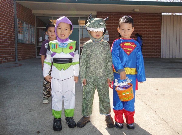 Bảo Nam và các cậu bé cùng lớp học trong ngày Halloween ở trường.