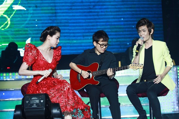 Thí sinh The Voice Đào Bá Lộc cũng có mặt trong đêm nhạc. Anh hát cùng huấn luyện viên của mình ca khúc "Well well well".