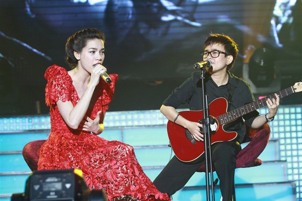 Nhạc sĩ Phương Uyên vừa đệm đàn guitar, vừa song ca "Đắn đo", "Trả nợ tình xa" với chủ nhân của chương trình.