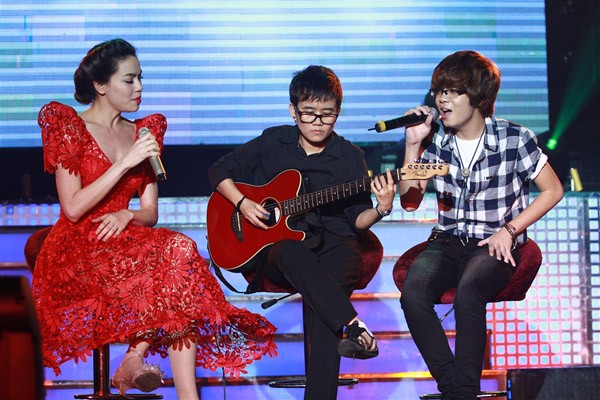 Bùi Anh Tuấn được fan của Hà Hồ đón chào nồng nhiệt. Anh song ca "Lại gần hôn anh" cùng nữ ca sĩ.