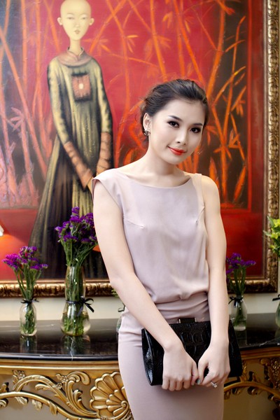 Người mẫu Lan Hương kết gu thời trang đơn giản nhưng thanh lịch, sang trọng.