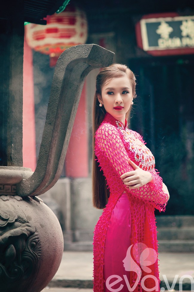 Trong trang phục áo dài truyền thống, Phương Trinh nổi bật với vẻ đẹp nồng nàn, cổ điển
