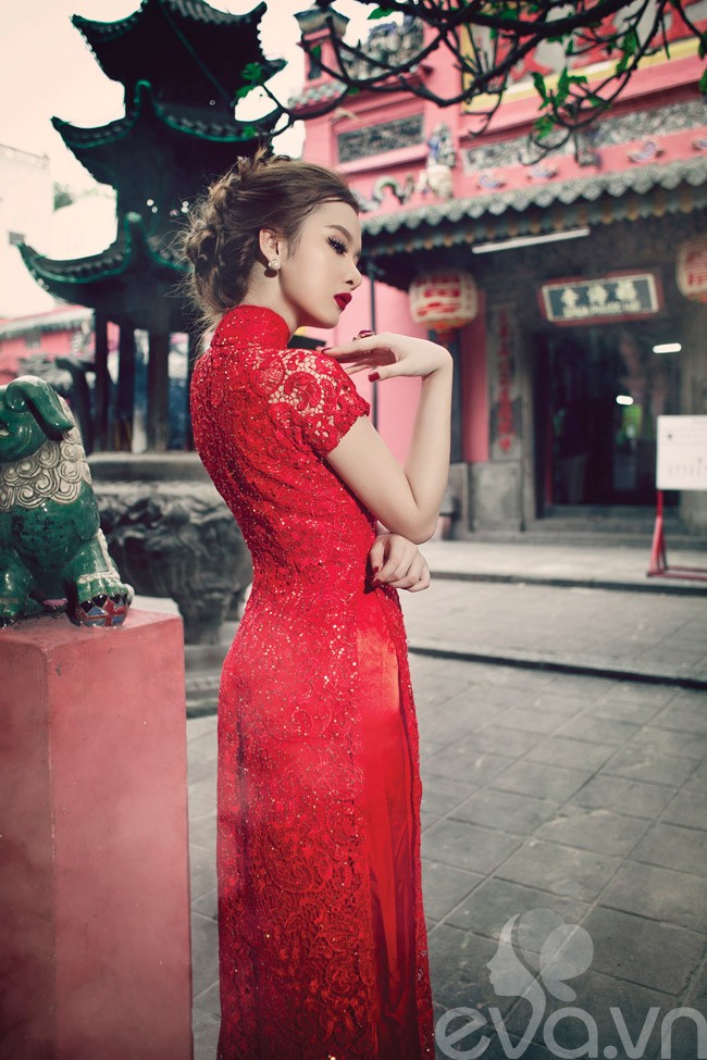 Những chiếc áo dài của NTK Minh Châu tạo nên nét đẹp gợi cảm và quyến rũ cho người mặc. Phương Trinh tiếp tục phát huy lợi thế vóc dáng của mình.