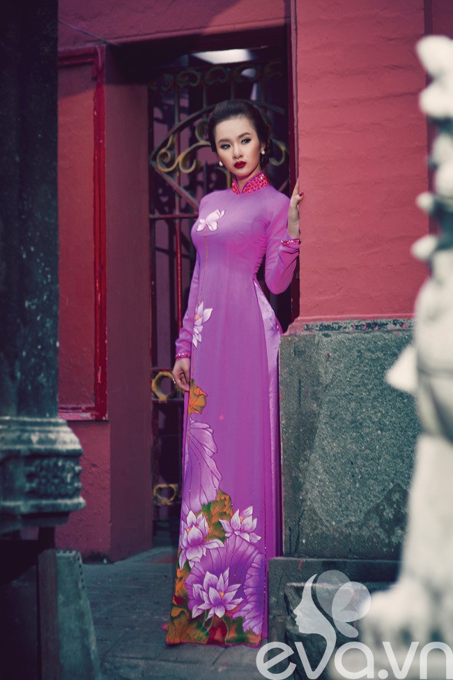 Phương Trinh tiếp tục gây chú ý với trang phục áo dài cổ điển.