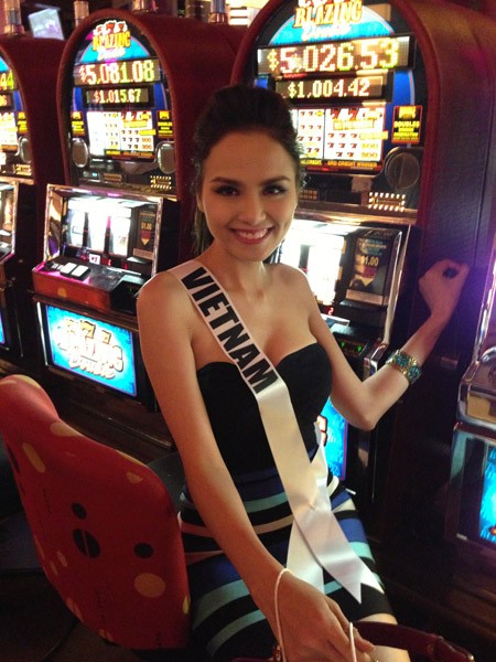 Diễm Hương choáng ngợp với hệ thống casino ở Las Vegas. Cô thích thú với những chiếc máy đánh bạc nhiều màu sắc.