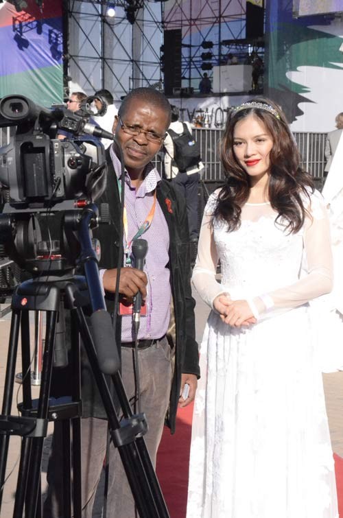 Đại sứ Lý Nhã Kỳ cũng khiến cho truyền thông của Nam Phi đặc biệt chú ý, họ đặt câu hỏi thắc mắc về chiếc áo dài trắng của Lý Nhã Kỳ đang mặc