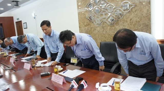 Đại diện Formosa cúi đầu xin lỗi người dân Việt Nam và bồi thường 500 triệu USD (Ảnh nguồn: vnexpress.net).