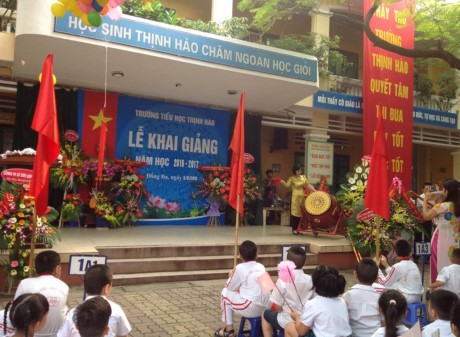 Cô giáo Trần Tú Anh, hiệu trưởng trường Tiểu học Thịnh Hào, quận Đống Đa, Hà Nội đánh trống khai giảng năm học mới 2016-2017 (Ảnh: Công Hân)