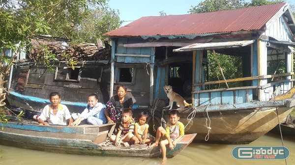 Con đường gian nan đến trường của các học sinh vùng Biển Hồ.