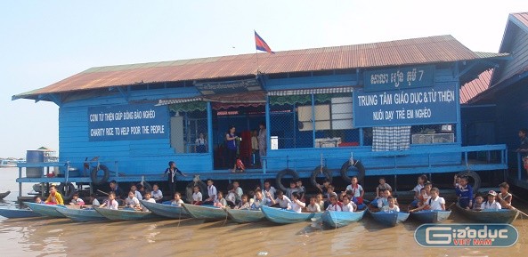 Nơi học sinh hàng ngày phải vật lộn với những con sóng gập ghềnh để đến lớp xin chữ!