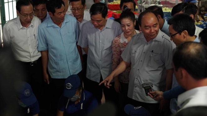 Chuyến vi hành kiểm tra vệ sinh an toàn thực phẩm của Thủ tướng Nguyễn Xuân Phúc sáng 8/10 (Ảnh: tuoitre.vn).