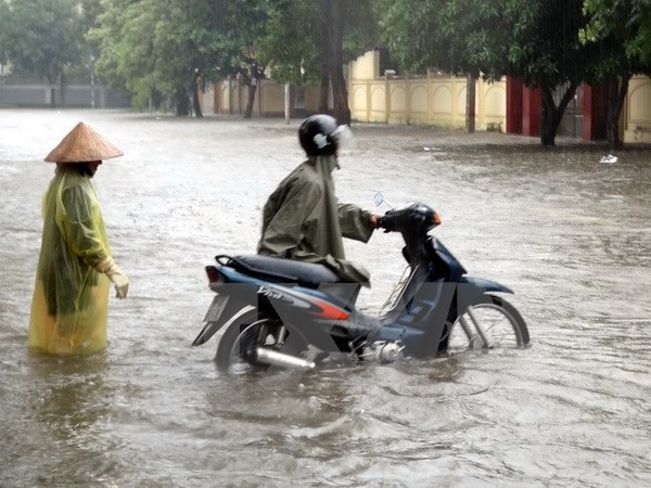 Ngập lụt nghiêm trọng khiến nhiều xe máy khi lưu thông trên đường Duy Tân, thành phố Vinh bị chết máy (Ảnh chụp lúc 8 giờ sáng 15/10).