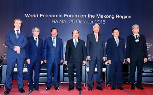 Thủ tướng Nguyễn Xuân Phúc chụp ảnh lưu niệm cùng lãnh đạo các nước.