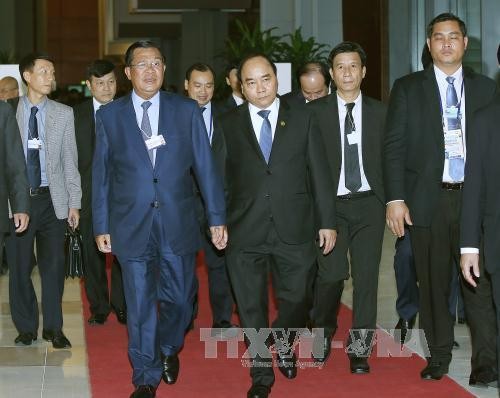 Thủ tướng Nguyễn Xuân Phúc đến dự diễn đàn.