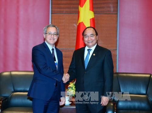 Thủ tướng Nguyễn Xuân Phúc tiếp ông Richard Samans Giám đốc điều hành Diễn đàn Kinh tế thế giới (WEF).