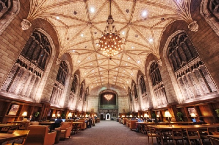 Chicago cũng là một trong những trường đại học danh tiếng nhất thế giới. Trường đã có 85 người nhận giải Nobel. Hệ thống thư viện của đại học Chicago bao gồm 6 thư viện thành phần, có chứa tổng cộng 8,5 triệu cuốn sách.