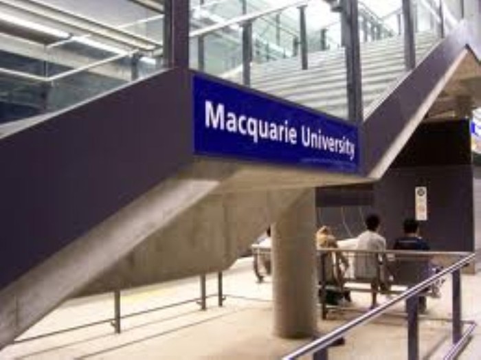 3. Đại học Macquarie Trường đại học Macquarie được đánh giá rất cao vì những đóng góp của mình trong việc tái sử dụng ngồn nước cũng như bảo vệ và giảm thiểu lãng phí nguồn nước. Trường đại học này đi đầu trong việc áp dụng chính sách giảm thiểu khí gas gây hiệu ứng nhà kính, và đã giành được giải Quả cầu xanh năm 2001 cho nhà máy khí đồng phát nhiên liệu giảm thiểu khí gây hiệu ứng nhà kính 44%. Macquarie cũng là nhà tổ chức Viện Nghiên cứu Môi trường và phát triển bền vững Úc.