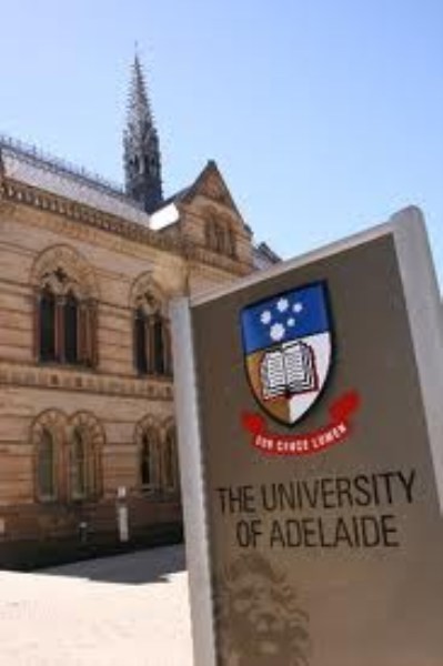 5. Trường đại học Adelaide Trong các trường đại học, trường Adelaide là trường đại học có các khoản đầu tư cao nhất cho sự phát triển của công nghệ xanh. Trường đã đầu tư đến 100 triệu USD cho kỹ thuật, toán học và khoa học máy tính xây dựng, Innova21. Điều này được các nhà chuyên môn vinh danh như "Thiết kế xanh đầu tiên của Úc đạt được cấp 6 sao trong xây dựng giáo dục môi trường" và giành được giải thưởng năm Quốc gia về Kiến trúc bền vững của Viện Kiến trúc sư Úc năm 2011. Trường cũng được xem như trung tâm nghiên cứu biến đổi khí hậu.