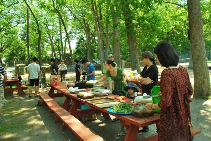 11h30′, đã có chừng hơn 20 người có mặt; lăm lăm tay vỉ tay kẹp, sẵn sàng lâm trận BBQ.