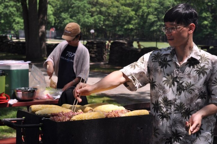 Đầu bếp quá chuyên nghiệp, phong độ không hề thua kém các chàng điển trai chuyên nướng thịt tại các quán bistro ở Hawaii: