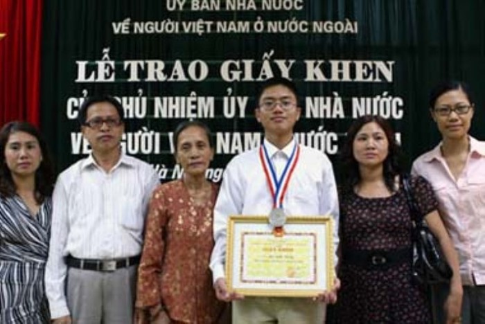 Lê Anh Dũng nhận Giấy khen của Chủ nhiệm Ủy ban Nhà nước về người Việt Nam ở nước ngoài (2011)