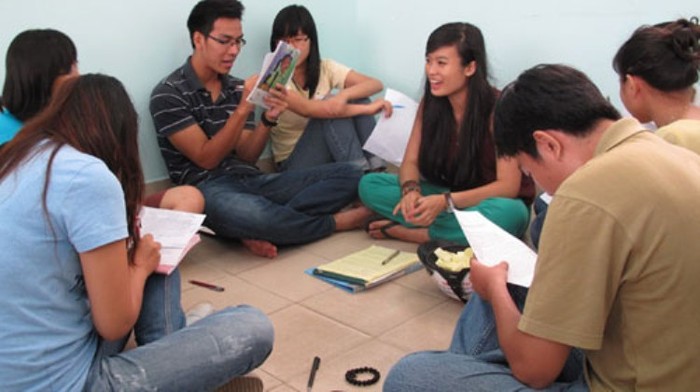 Hiền Lưu (thứ hai từ phải sang) giảng bài môn TOEFL cho một lớp học của IVCE tại Trường ĐH KHXH&NV TP.HCM - Ảnh: Công Nhật