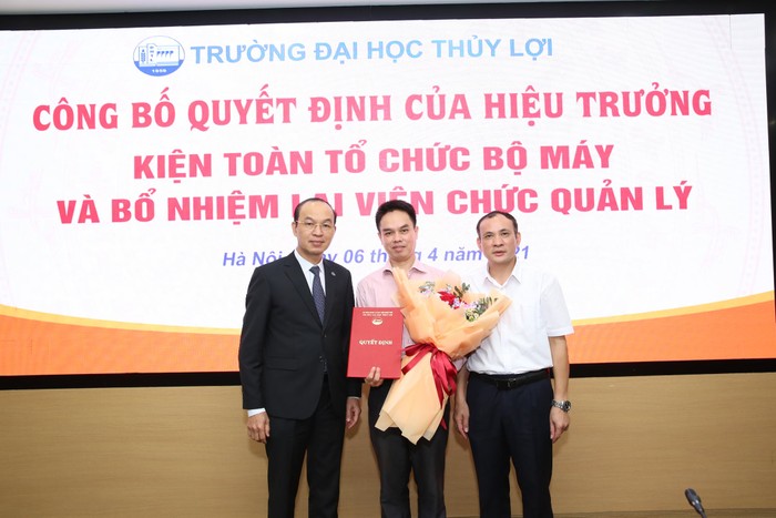 Phó Giáo sư, Tiến sĩ Hoàng Thanh Tùng (đứng giữa) - Phó Trưởng khoa Khoa Kỹ thuật tài nguyên nước, Viện phó Viện Thủy văn Môi trường và Biến đổi khí hậu (Trường Đại học Thủy Lợi). Ảnh: website trường.