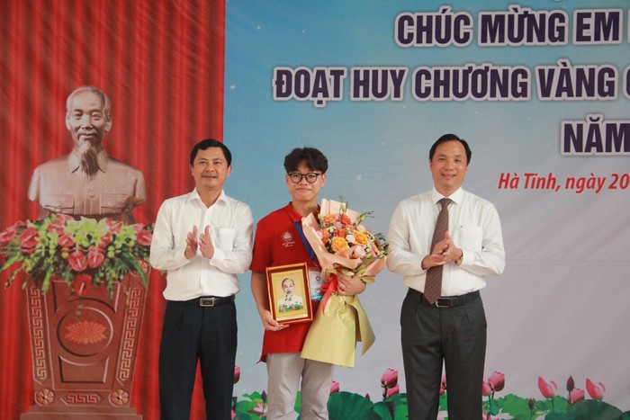 Em Phan Xuân Hành nhận được chúc mừng từ lãnh đạo tỉnh Hà Tĩnh. Ảnh: NVCC