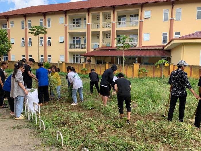 Học sinh Trường Trung học phổ thông số 1 Bắc Hà dọn dẹp đón ngày khai giảng. Ảnh: Nhà trường cung cấp