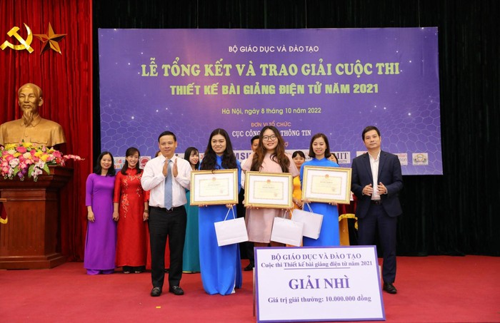 Trao giải cho các giáo viên đạt giải. Ảnh: Cục Công nghệ Thông tin (Bộ Giáo dục và Đào tạo)