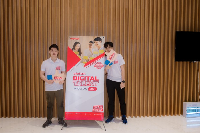 Lê Minh Tú (bên phải) và bạn tham gia chương trình Viettel digital talent 2021