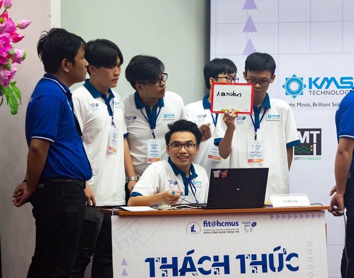 Khôi (đang ngồi) và nhóm bạn tham gia cuộc thi học thuật do Trường Đại học Khoa học Tự nhiên (Đại học Quốc gia Thành phố Hồ Chí Minh) tổ chức vào năm 2020. Ảnh: NVCC