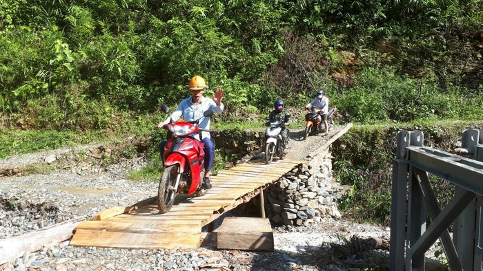 Thầy giáo Bùi Văn Nhiệt (đi hàng đầu) trên hành trình đưa con chữ đến vùng cao Hua Bum. Ảnh: NVCC