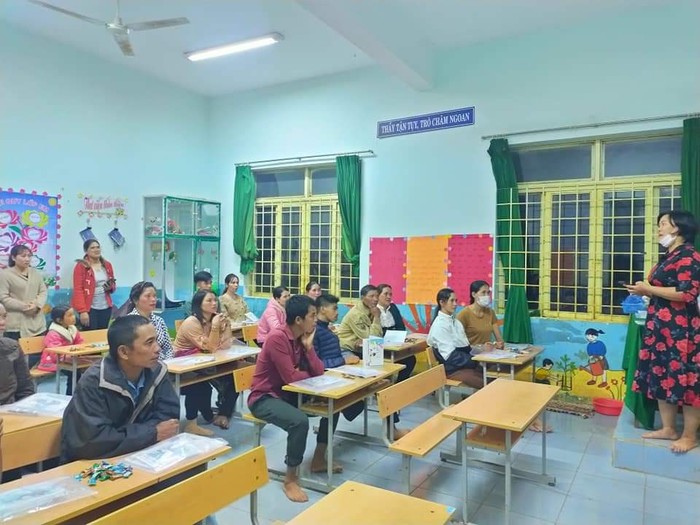 Lớp học xóa mù chữ ở huyện Đắk Song, tỉnh Đắk Nông. Ảnh: NVCC