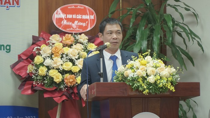 Tiến sĩ Nguyễn Đình Huy- Phó Giám đốc Trung tâm Kiểm định chất lượng Đại học Vinh phát biểu tại buổi lễ