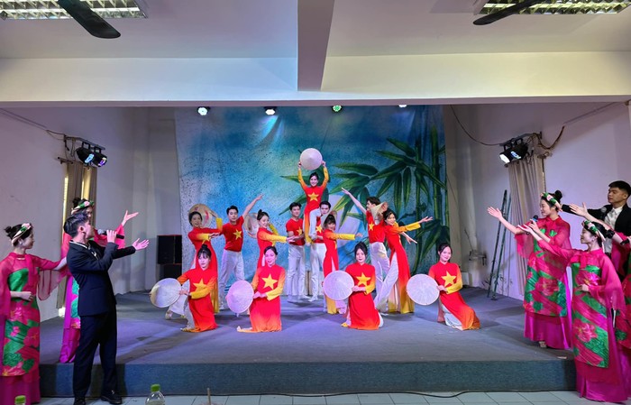 Chương trình biểu diễn kết thúc học phần Phương pháp dàn dựng chương trình nghệ thuật của lớp K14 Quản lý văn hoá (Ảnh: NVCC) 414463804_708260491399942_7038877079765950909_n.jpg