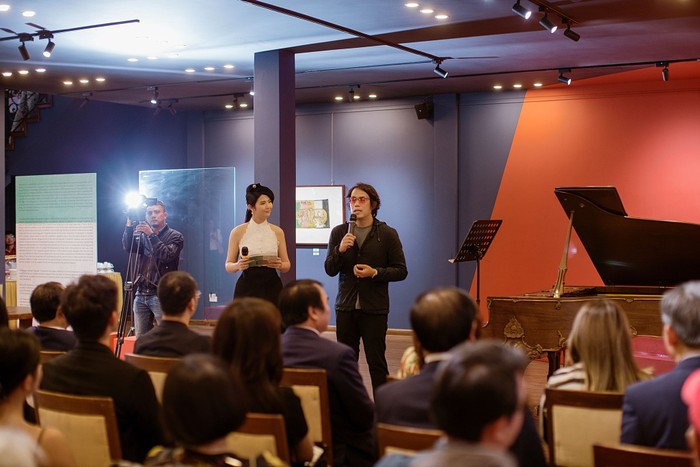 Nghệ sĩ Nguyễn Như Huy phát biểu trong triển lãm "Nguyễn Tư Nghiêm, đối thoại với thời gian" do anh giám tuyển (Ảnh: NVCC) 441892111_448173781263217_138502917192184961_n.jpg
