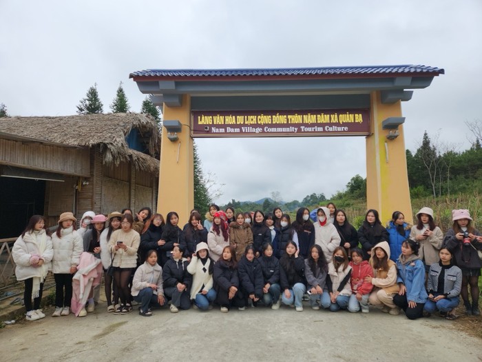 Sinh viên ngành Giáo dục Mầm non đi học tập thực tế tại xã Quản Bạ (huyện Quản Bạ, tỉnh Hà Giang). Ảnh: NVCC. z5862013477710_988664afaa214a007b7574fd55d05aaa.jpg
