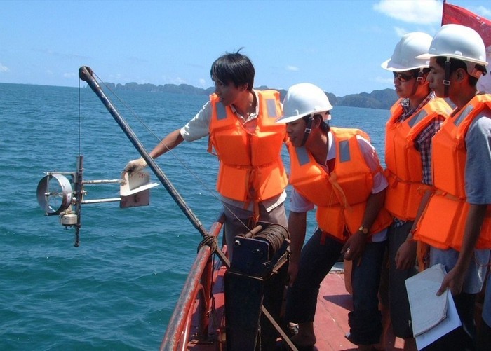 Sinh viên ngành Hải dương học, Trường Đại học Khoa học Tự nhiên, Đại học Quốc gia Hà Nội đi thực tập trên biển. Ảnh: NTCC c7ca31458fab2af573ba-1840.jpg