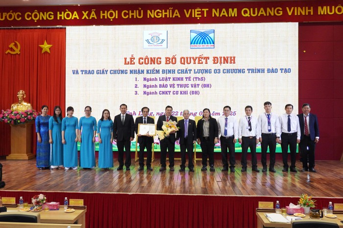 3-Ban-to-chuc-trao-chung-nhan-dat-chuan-kiem-dinh-CTDT-nganh-Thac-si-Luat-kinh-te-cho-Khoa-Luat-va-Khoa-Sau-dai-hoc-2048x1365.jpg