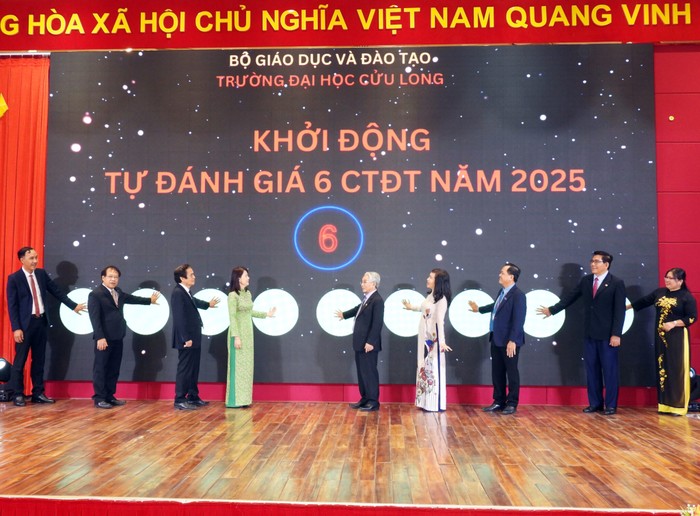 6-Dai-bieu-bam-nut-khoi-dong-tu-danh-gia-kiem-dinh-chat-luong-06-CTDT-nam-2025-2048x1511.jpg