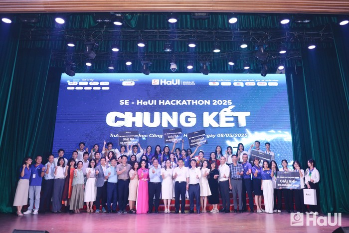 Ban tổ chức và các thí sinh chụp ảnh lưu niệm. Ảnh: NTCC. 495185654_122213033666163406_2947655007492285588_n.jpg
