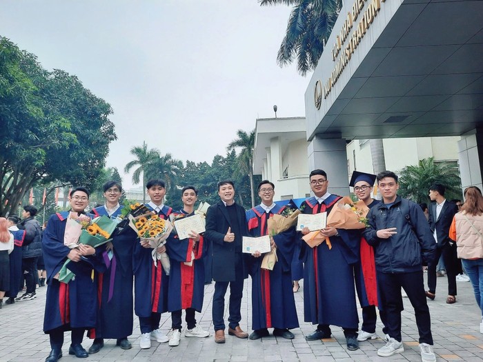 Lê Anh Tuấn và Nguyễn Văn Đức (vị trí thứ 3 và thứ 4 tính từ bên trái ảnh) chụp ảnh trong ngày tốt nghiệp. Ảnh: NVCC. z6584202415808_fcd1ca37e7aeaec8a974cdbe61c93025.jpg