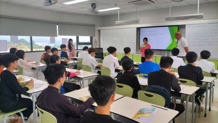 Giờ học tiếng Anh với giáo viên nước ngoài của học sinh Trường Trung học phổ thông dân tộc nội trú tỉnh lào Cai. Ảnh: NTCC. IMG_5681.jpeg