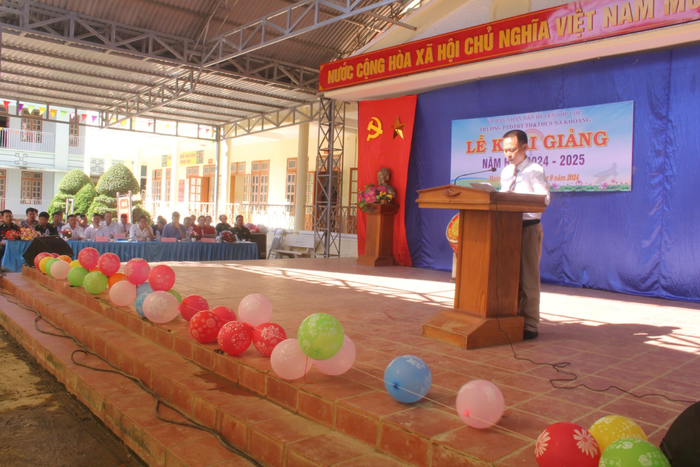 Thầy Trần Văn Chiến - Hiệu trưởng Trường Phổ thông dân tộc bán trú Tiểu học và Trung học cơ sở Nà Khoang. Ảnh: Website Trường 1000007693.png