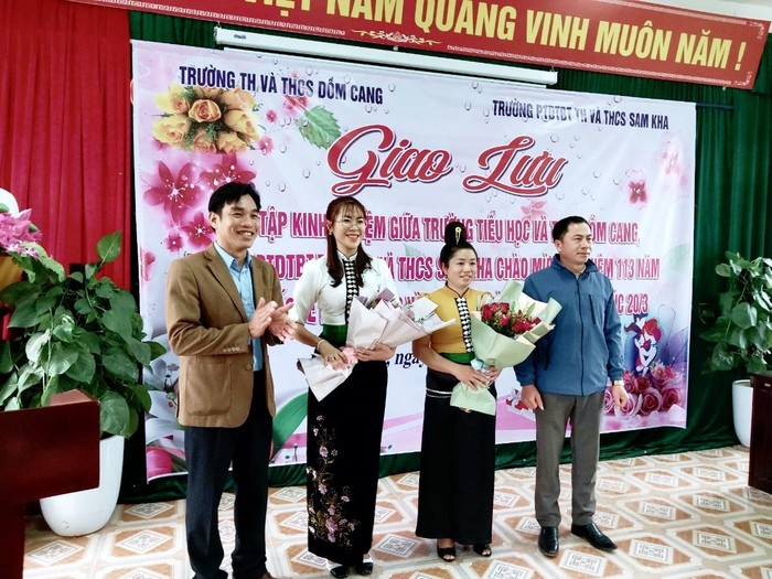Thầy Nguyễn Trung Hiếu - Hiệu trưởng Trường Phổ thông dân tộc bán trú Tiểu học và Trung học cơ sở Sam Kha (đứng ngoài cùng bên trái). Ảnh: Website Trường 1000007694.jpg