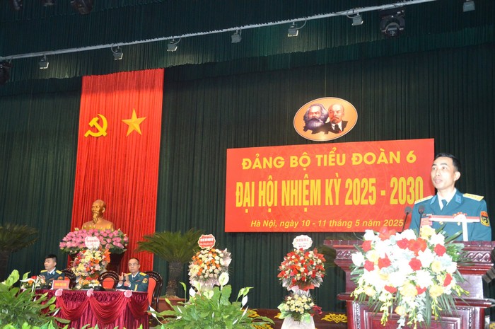 Thượng tá Hoàng Xuân Uyên - Chính trị viên Tiểu đoàn phát biểu khai mạc Đại hội. z6592733814634_b3dda309ba61af758f637db3f3ea303d.jpg
