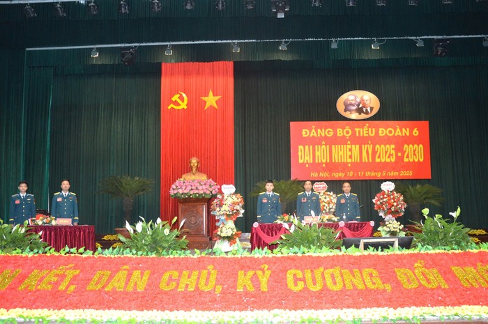 Đoàn Chủ tịch và thư ký Đại hội. z6592733816425_d071e58be8bc2a728558ea7c664b5891.jpg